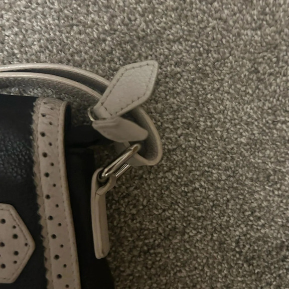 Danier beautiful saddle purse in mint condition. Crossbody with tassles - Picture 7 of 9